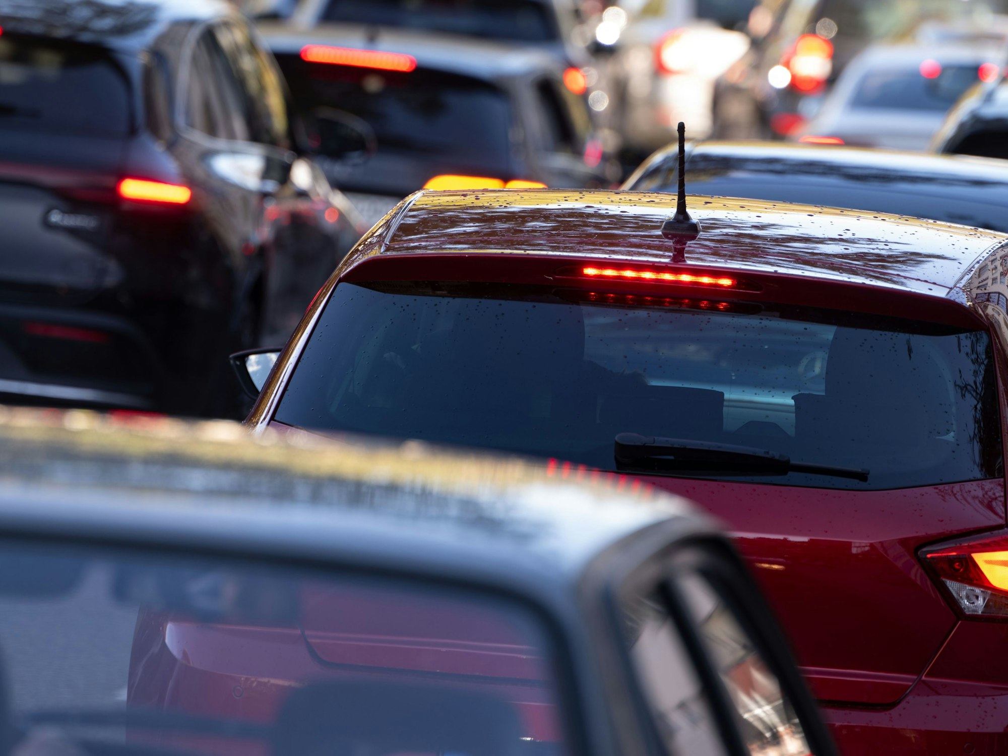 Autos stehen im Stau.