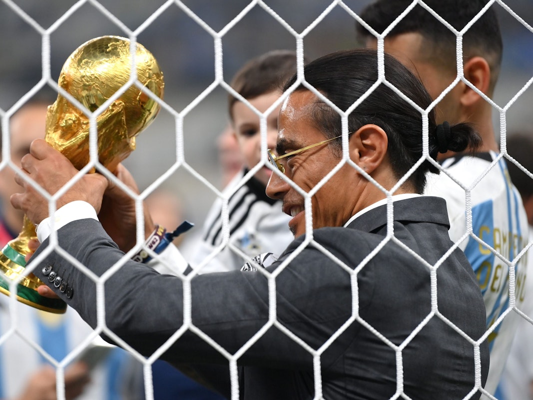 Star-Koch Salt Bae drängt sich bei den WM-Feierlichkeiten von Argentinien unangenehm in den Vordergrund, hält hier den WM-Pokal in den Händen