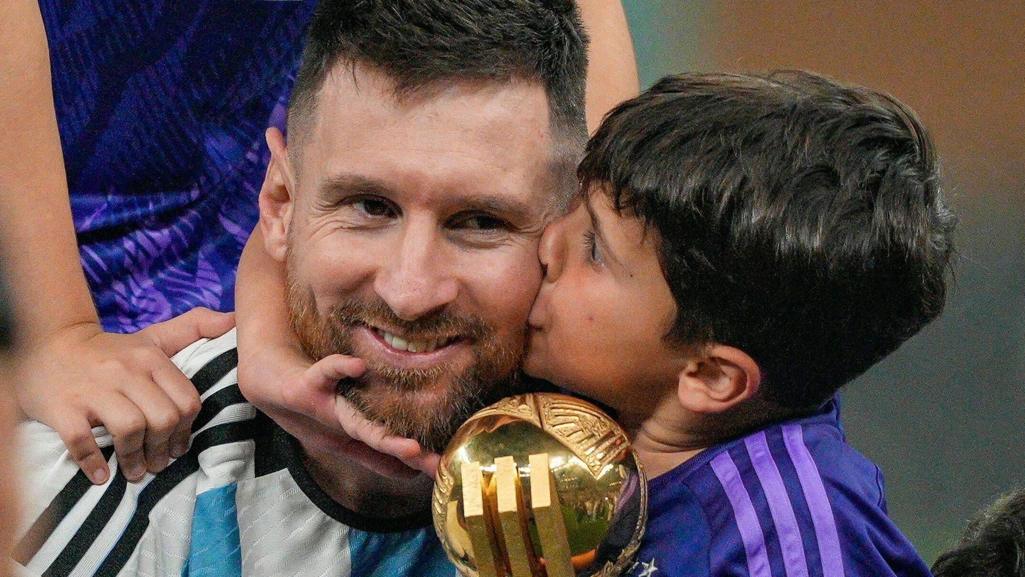 Lionel Messis Sohn küsst seinen Weltmeister-Papa auf die Wange.