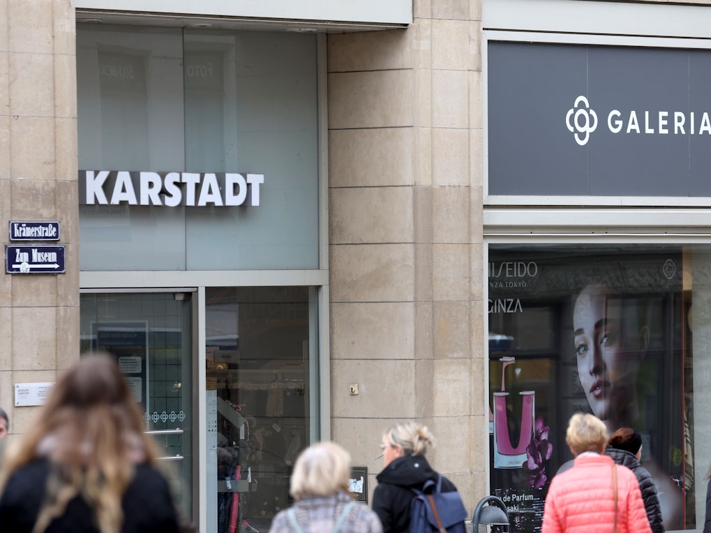 Das Karstadt-Stammhaus in der Innenstadt von Wismar: Galeria will offenbar bis zu 90 Filialen schließen, wird ein internes Schreiben zitiert.