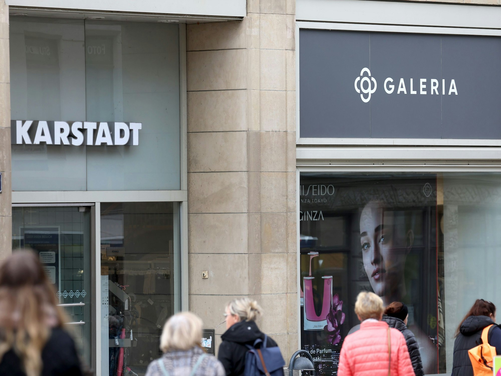 Das Karstadt-Stammhaus in der Innenstadt von Wismar: Galeria will offenbar bis zu 90 Filialen schließen, wird ein internes Schreiben zitiert.