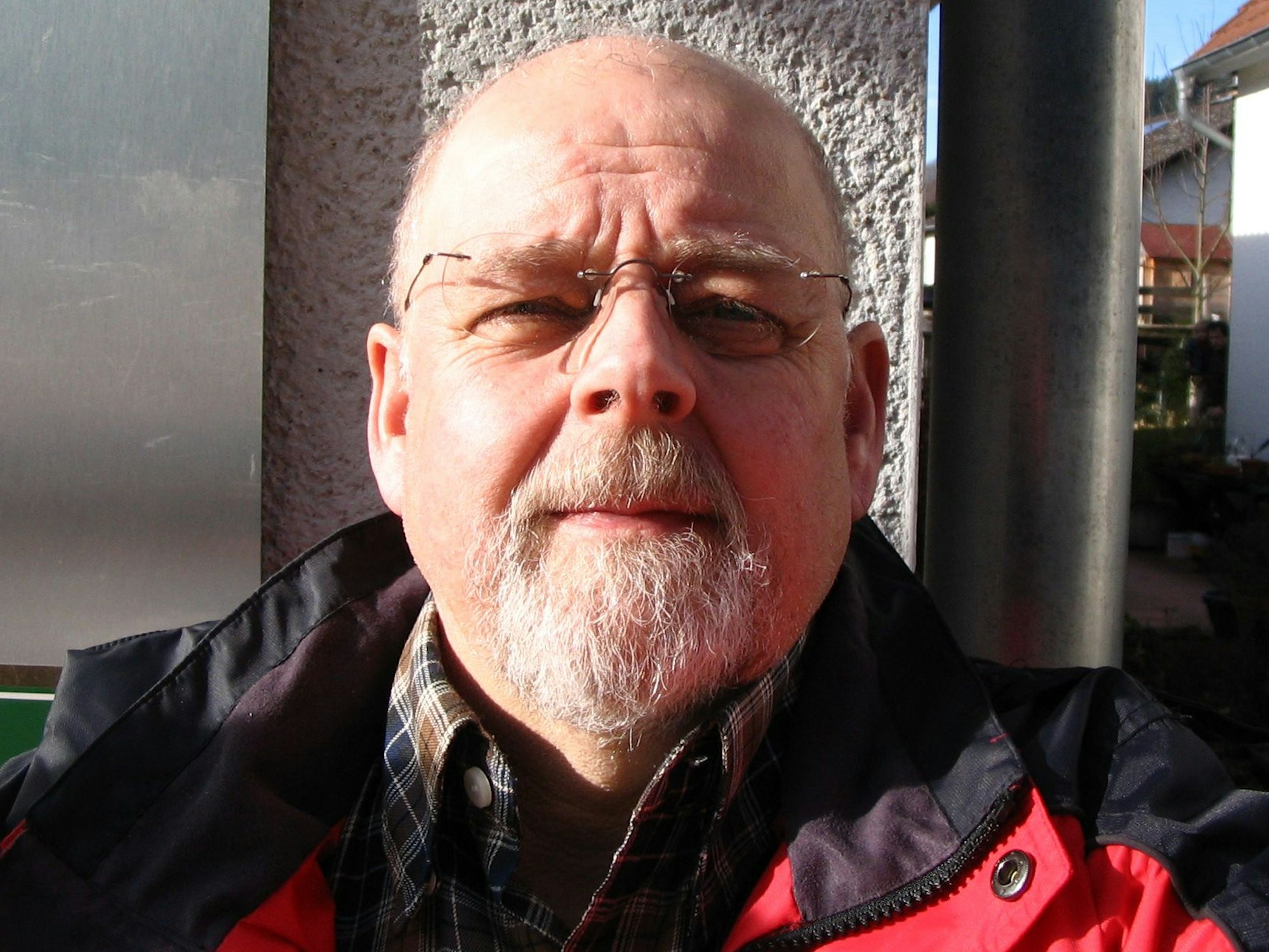 Hans Werner Meisen schaut in die Kamera. Der 72-Jährige hatte sein Auto in Köln-Nippes abgestellt und fand es nicht wieder. Dann halfen ihm fünf junge Männer.