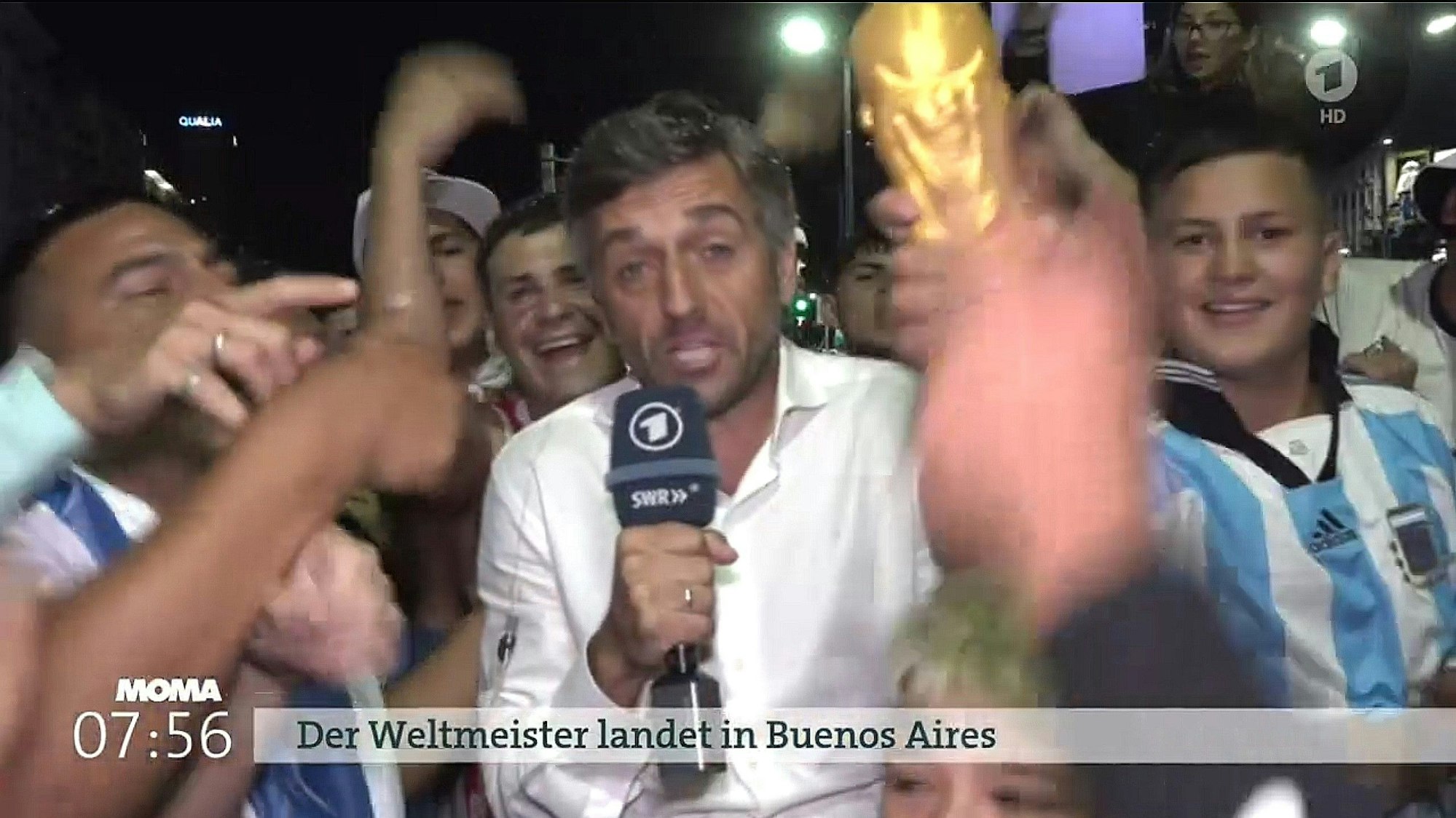 ARD-Reporter Matthias Ebert wird bei einer Live-Schalte zum Morgenmagazin von zahlreichen Fans aus Argentinien belagert