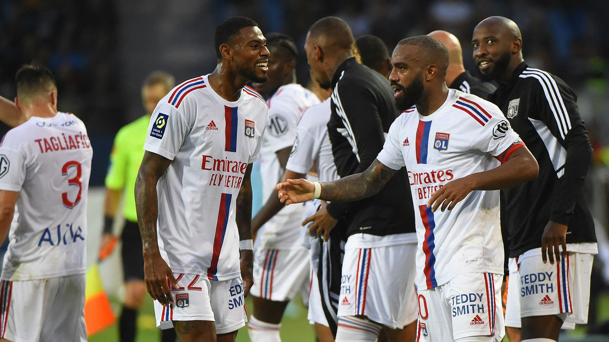 Die Profis von Olympique Lyon jubeln beim Spiel gegen HSC Montpellier in der Ligue 1