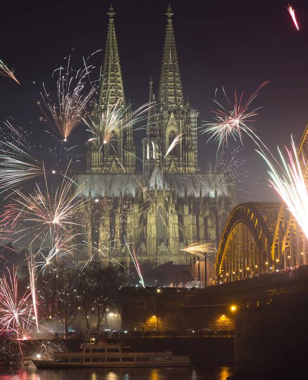 Feuerwerk über der Hohenzollernbrücke am Dom