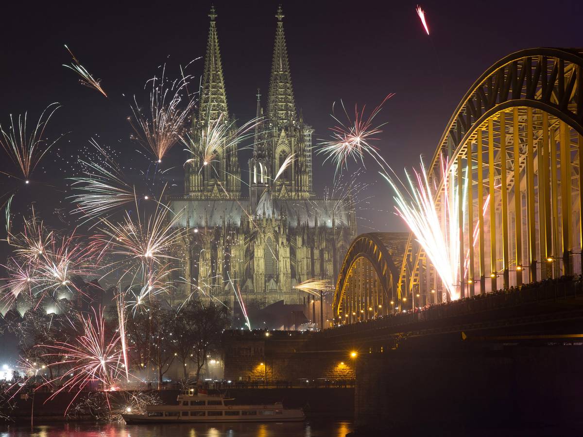 Feuerwerk über der Hohenzollernbrücke am Dom