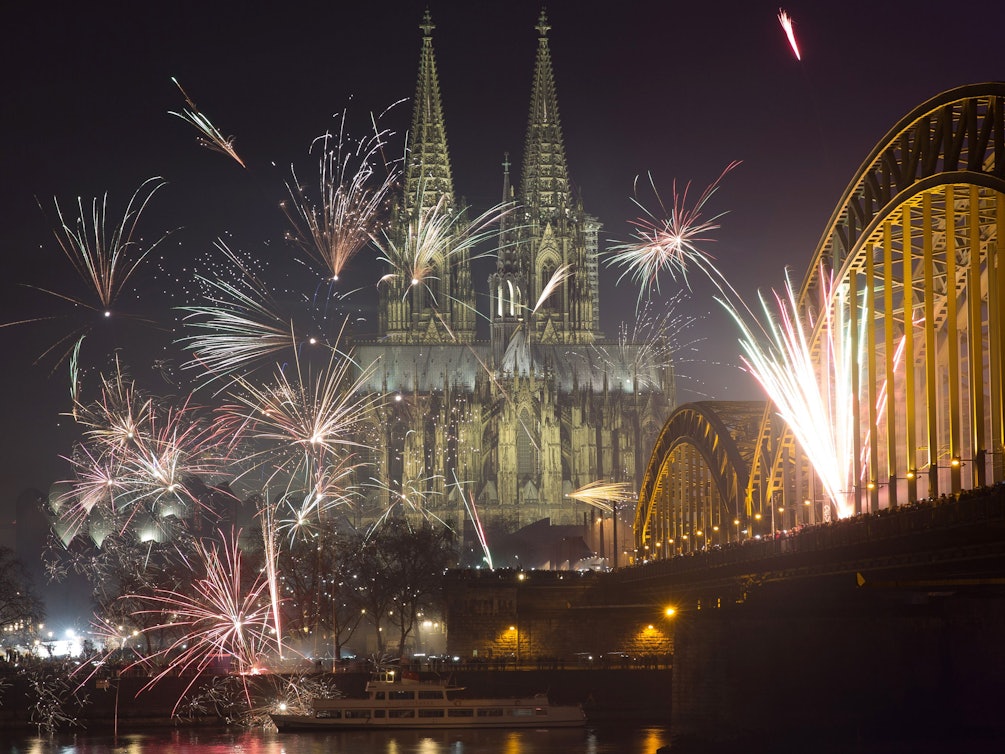 Feuerwerk über der Hohenzollernbrücke am Dom