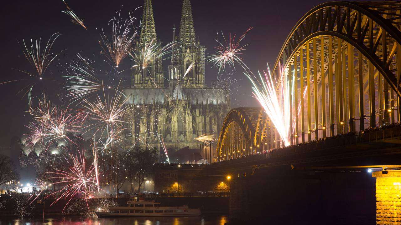 Feuerwerk über der Hohenzollernbrücke am Dom