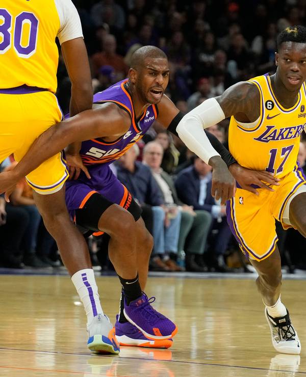 Dennis Schröder (r.), im Dribbling gegen Chris Paul beim Spiel der LA Lakers.