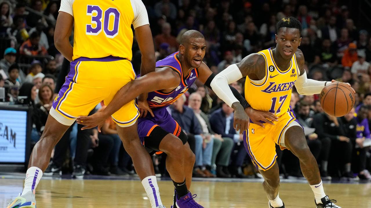 Dennis Schröder (r.), im Dribbling gegen Chris Paul beim Spiel der LA Lakers.