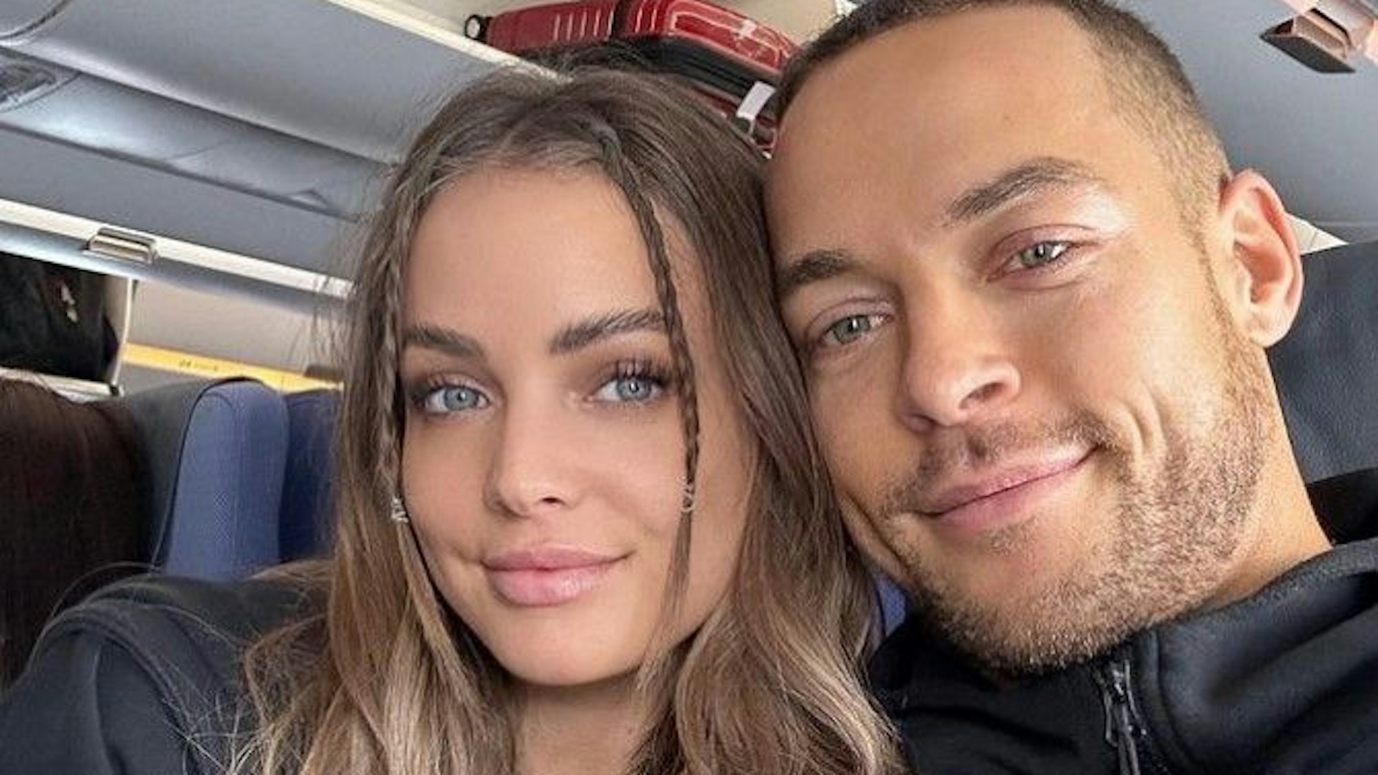 Andrej Mangold und seine Freundin Annika lächelnd auf einem Instagram-Selfie aus einem Flugzeug vom 5. November.