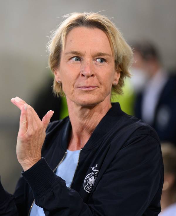 Martina Voss-Tecklenburg klatscht in die Hände.