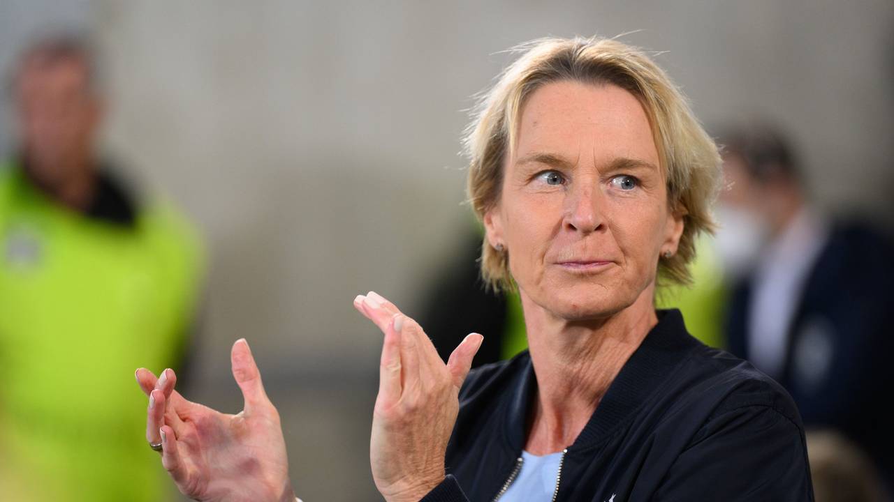 Martina Voss-Tecklenburg klatscht in die Hände.