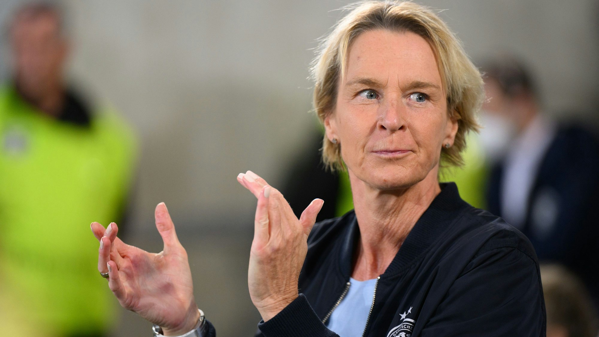 Martina Voss-Tecklenburg klatscht in die Hände.