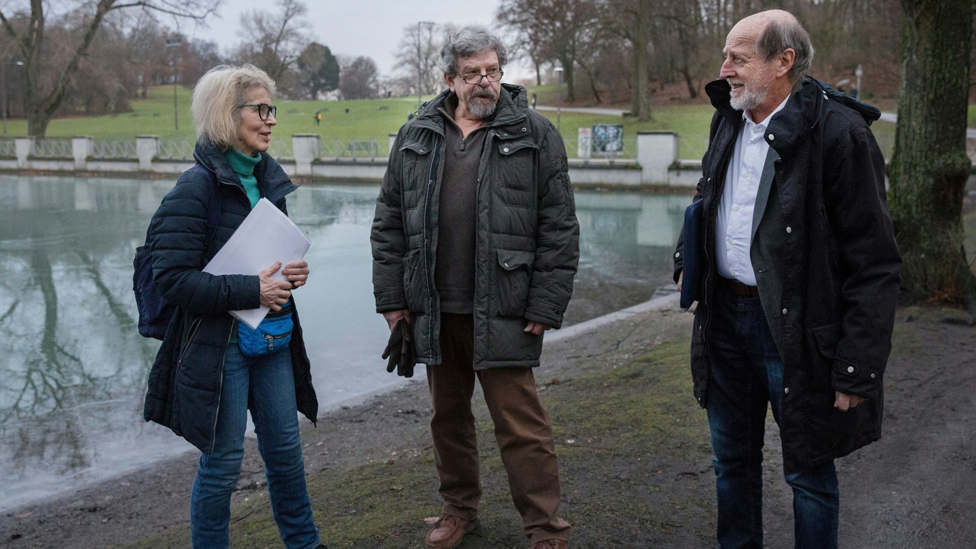 Auf einer Pressekonferenz kündigen Naturschützer Widerstand gegen die Pläne der Stadt Köln an, zu Karneval ein Festival im Landschaftsschutzgebiet des Inneren Grüngürtels zu veranstalten.