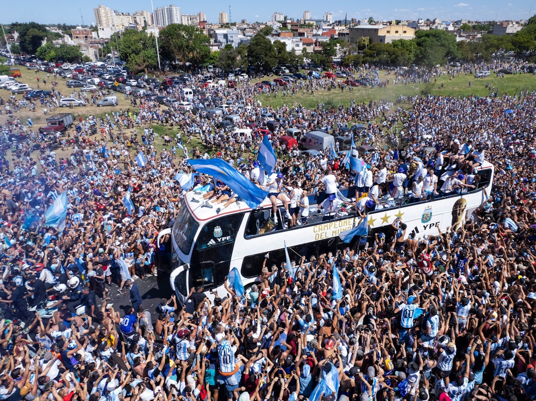 Der argentinische Bus fährt durch die Menschenmassen.