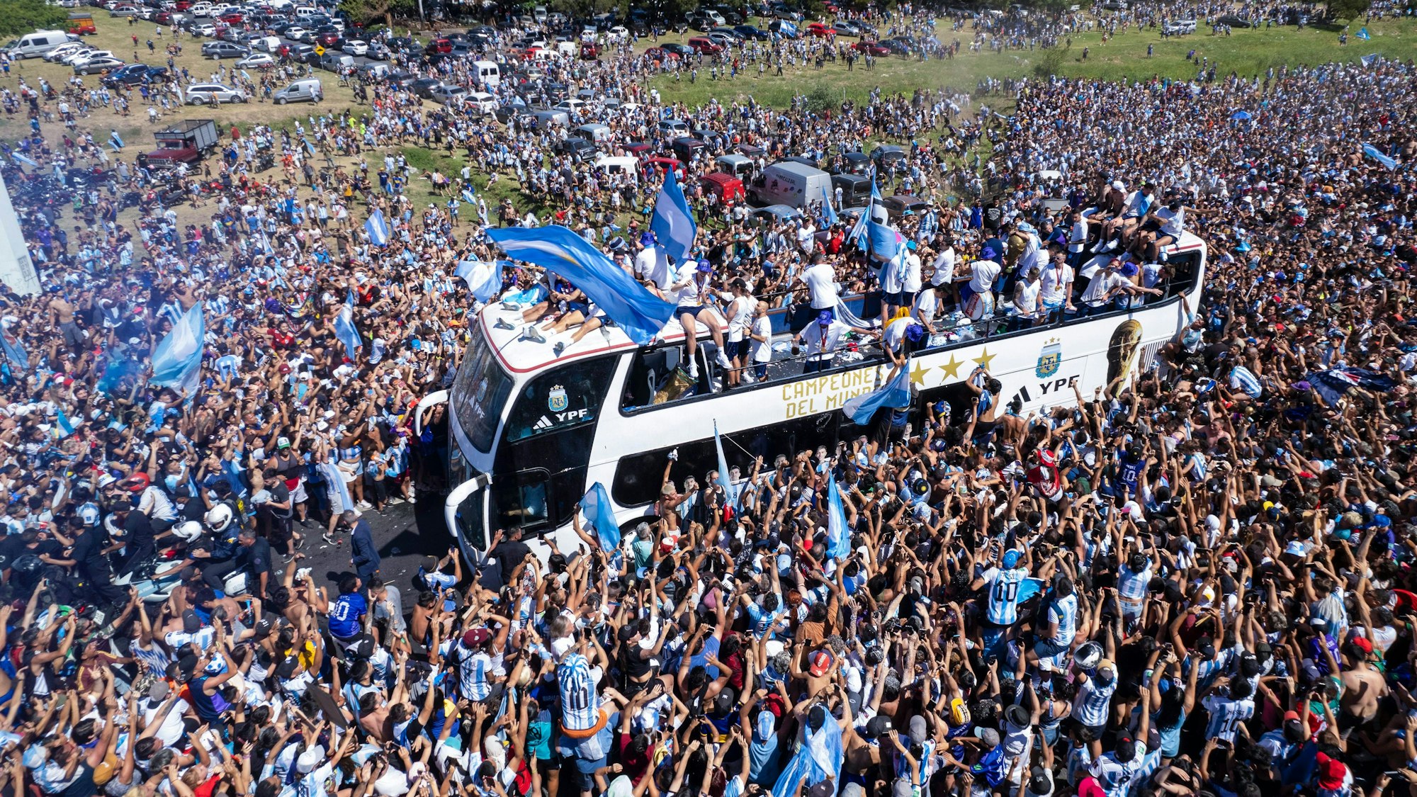 Der argentinische Bus fährt durch die Menschenmassen.