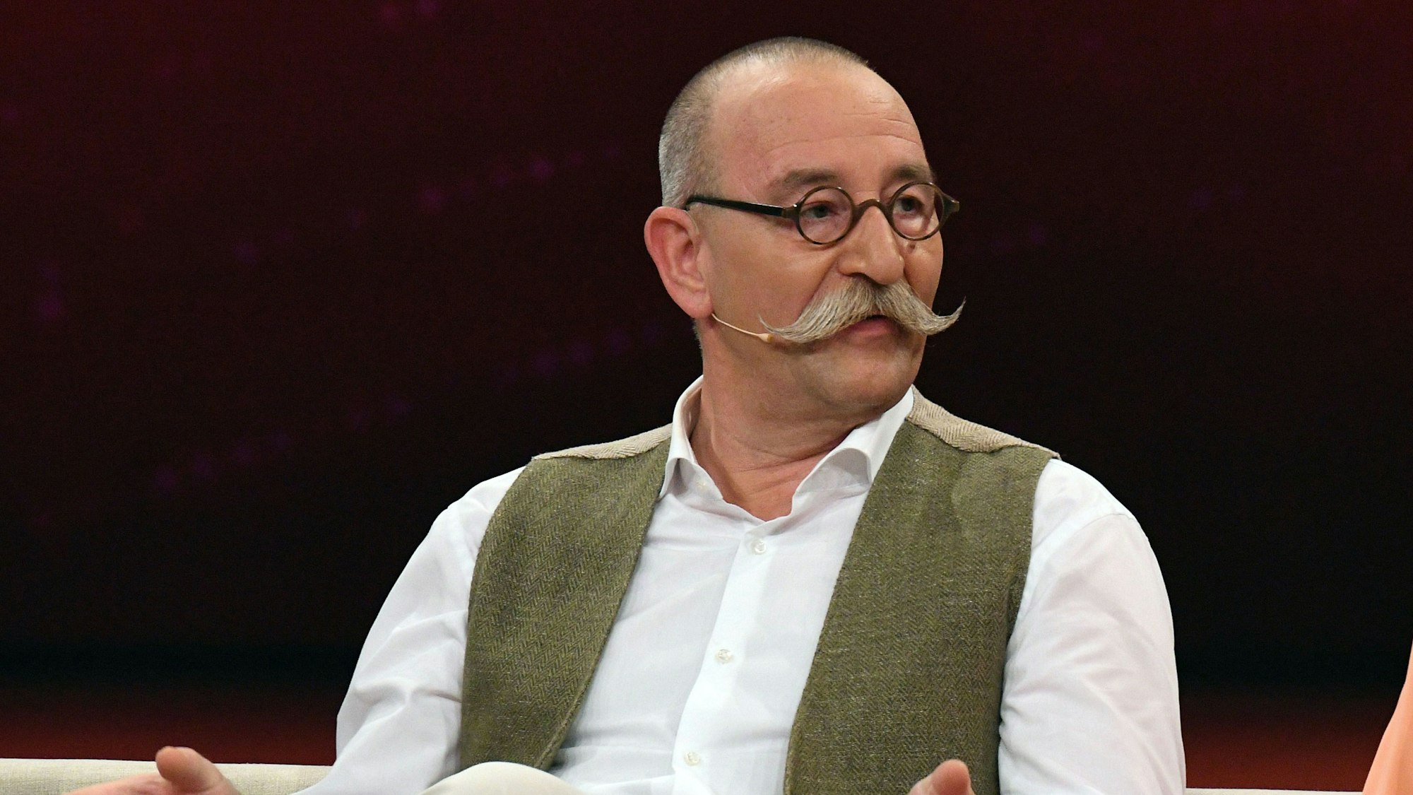 Horst Lichter im weißen Hemd bei einer Veranstaltung.