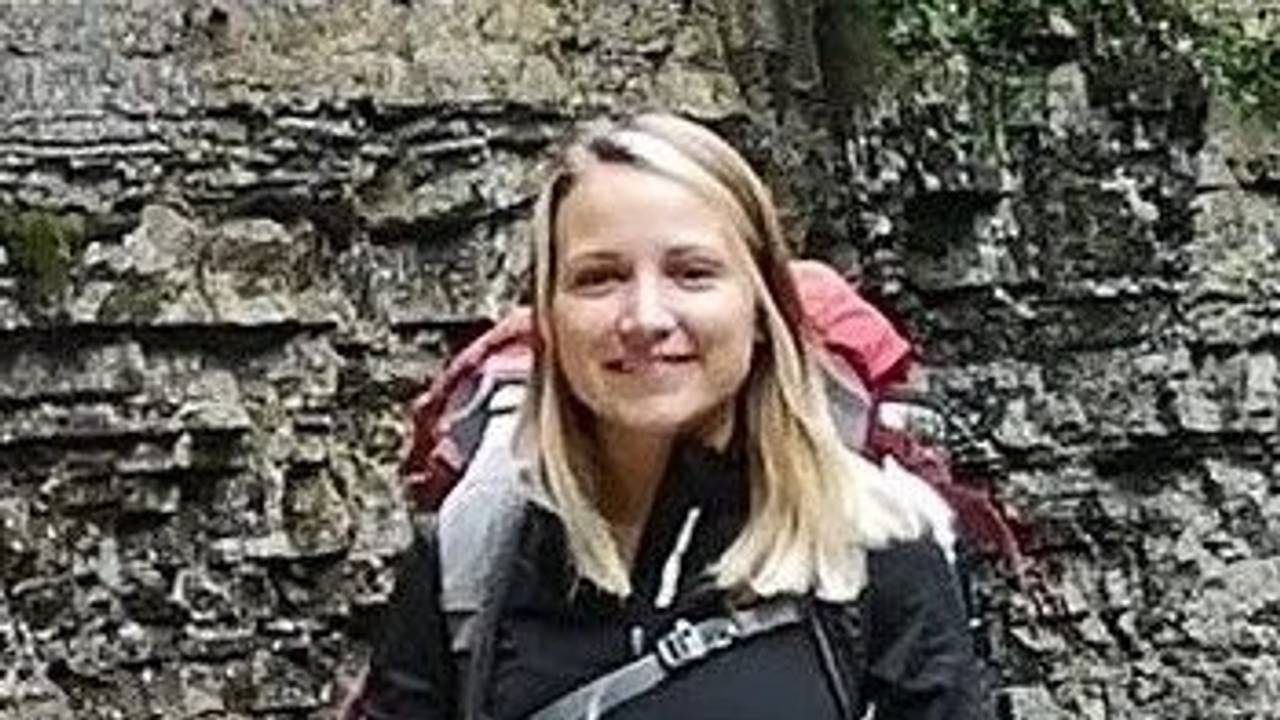 Das Fahndungsfoto der Polizei zeigt Scarlett S. aus Bad Lippspringe.