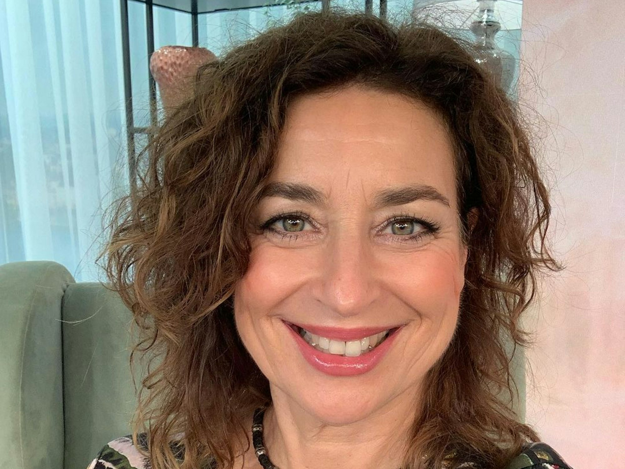 Isabell Varell zeigt ihr strahlendes Lächeln.