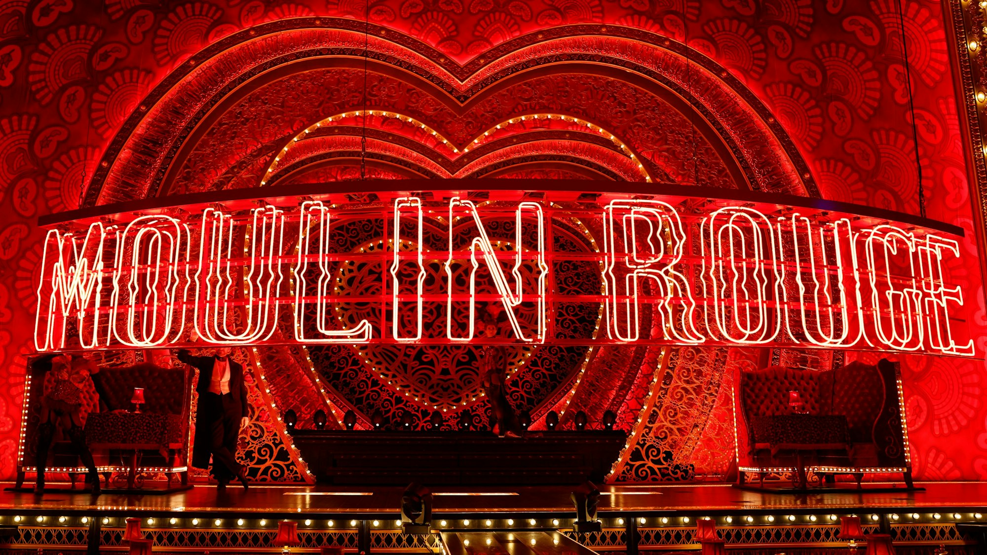 Das Bühnenbild des Musicals "Moulin Rouge" im Musical Dome orientiert sich an dem berühmten Varieté in Paris.