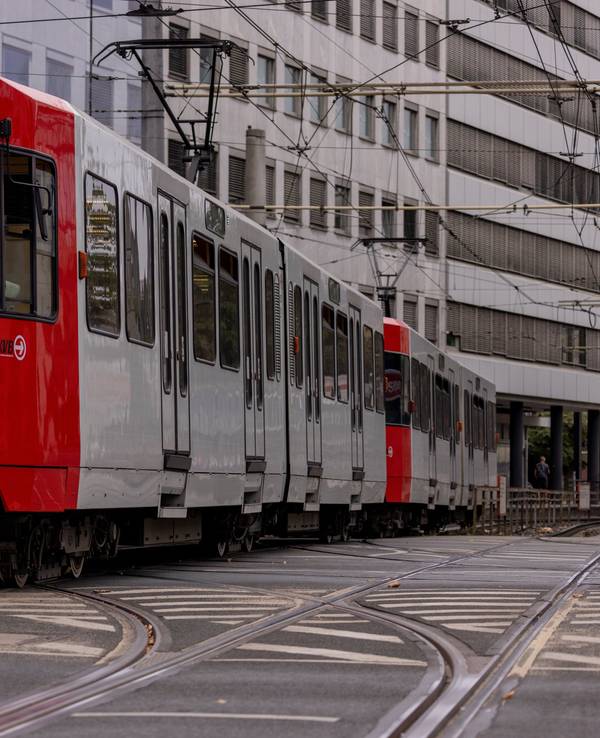Eine KVB-Bahn der Linie 18 fährt durch Köln.