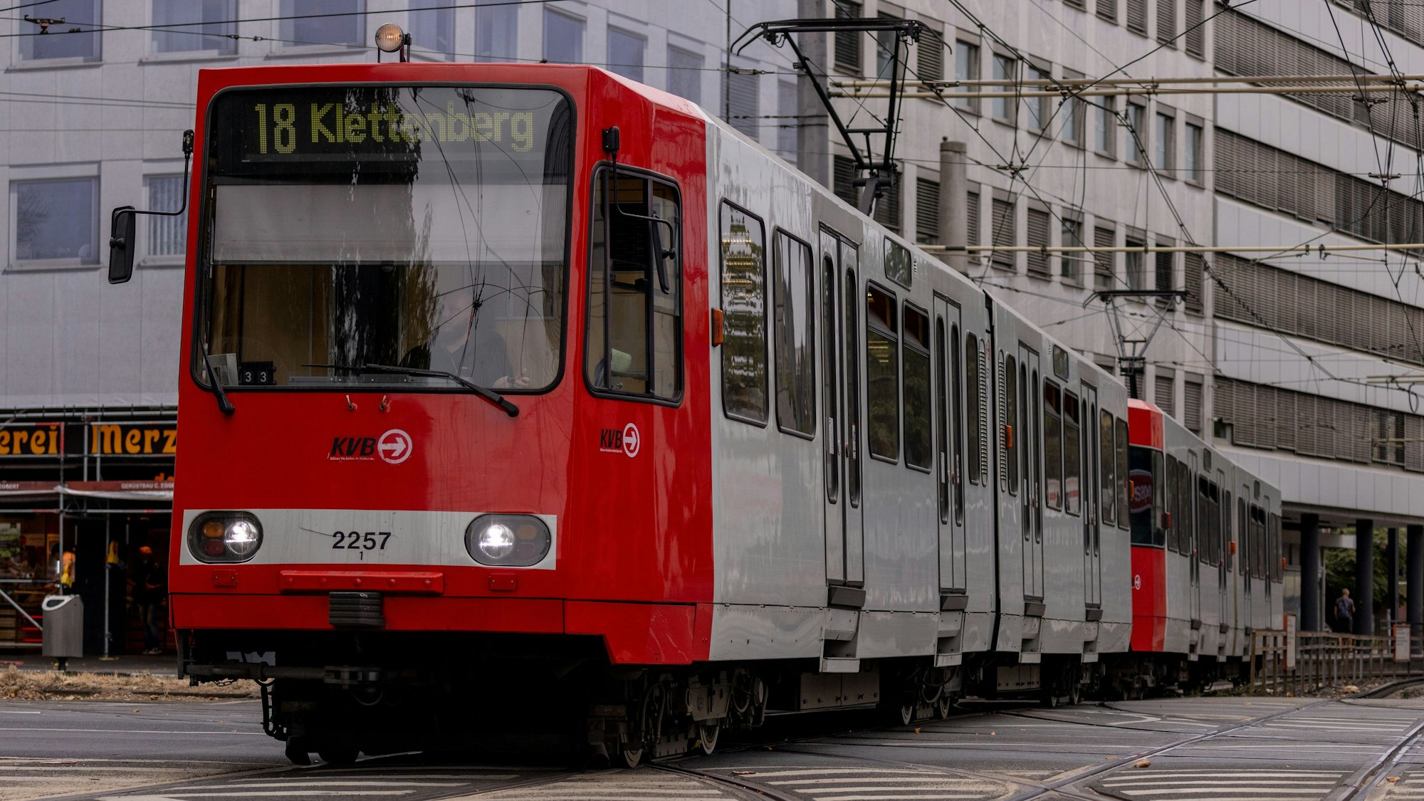 Eine KVB-Bahn der Linie 18 fährt durch Köln.