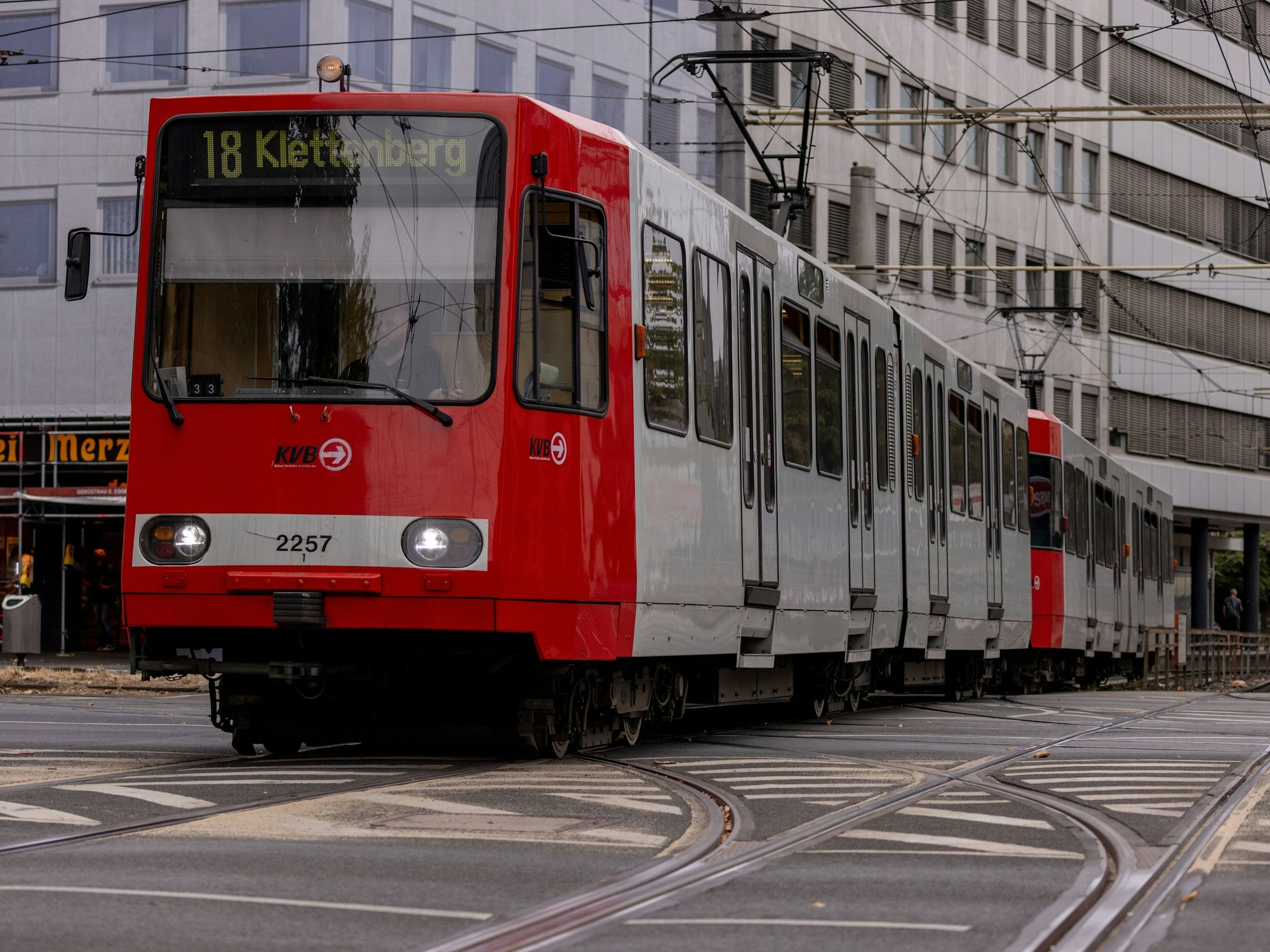 Eine KVB-Bahn der Linie 18 fährt durch Köln.