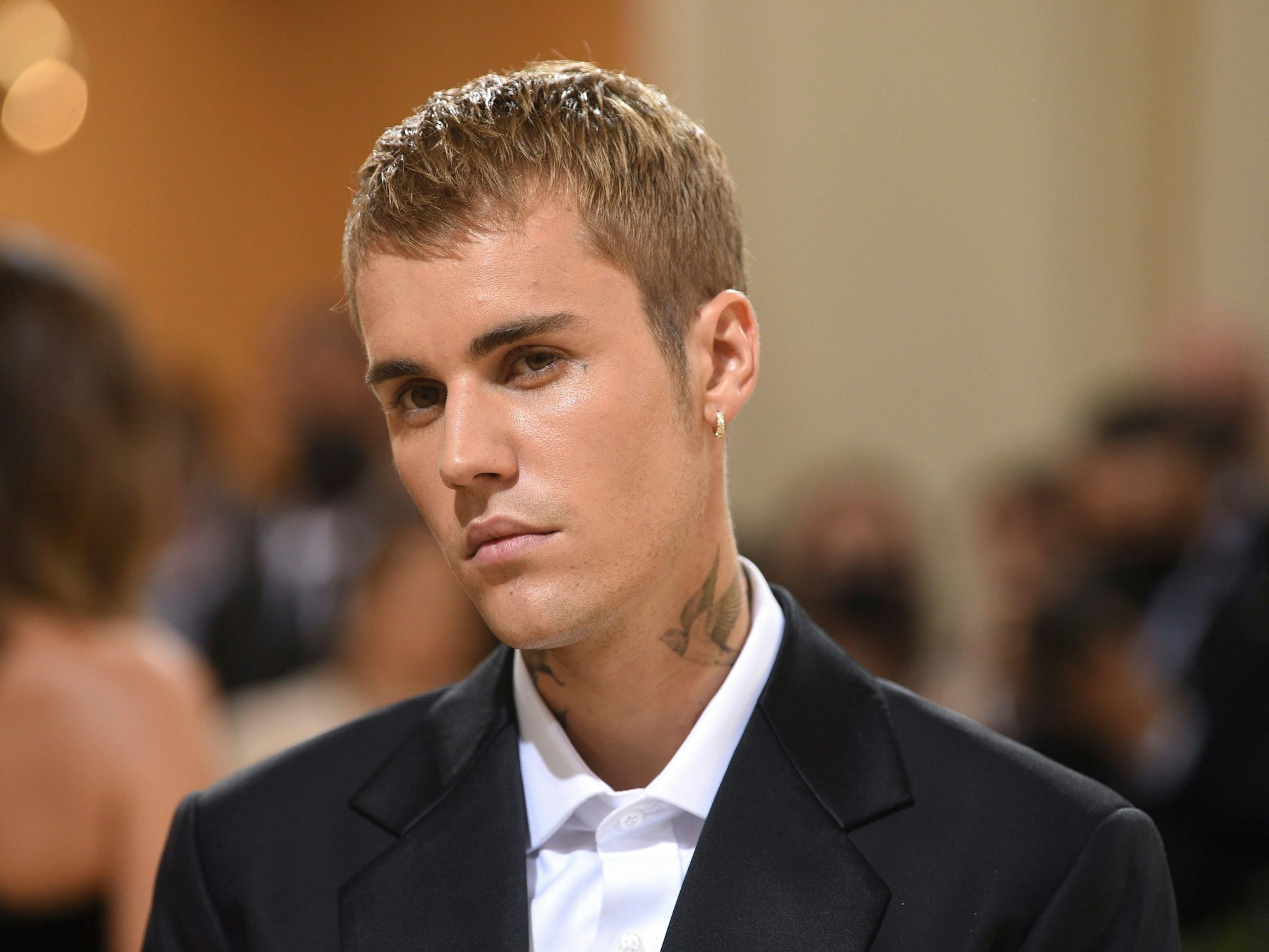 Justin Bieber schaut mit einem ernsten Blick nach links.