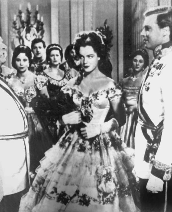 Die Schauspielerin Romy Schneider als Kaiserin Elisabeth (M) und der Theater- und Filmschauspieler Karlheinz Böhm als ihr Gatte Kaiser Franz Joseph von Österreich (2.v.r.) in einer Szene der "Sissi"-Filmtrilogie.
