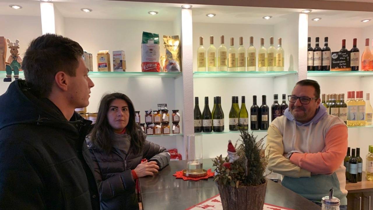 Mario Schmitz, Serap Güler und ein Geschäftsmann auf der Deutzer Freiheit