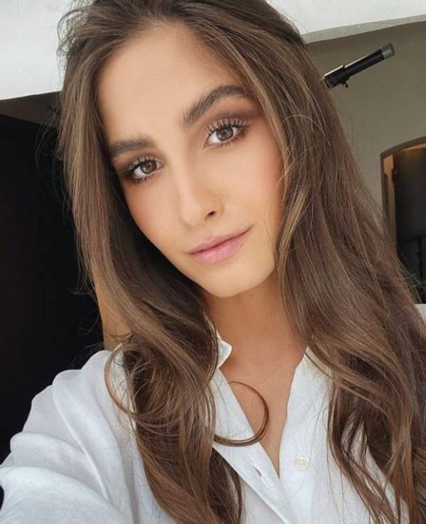 Lucia Strunz schaut auf einem Selfie in die Kamera.