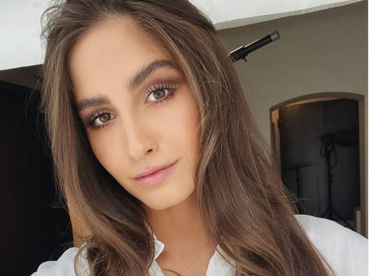 Lucia Strunz schaut auf einem Selfie in die Kamera.