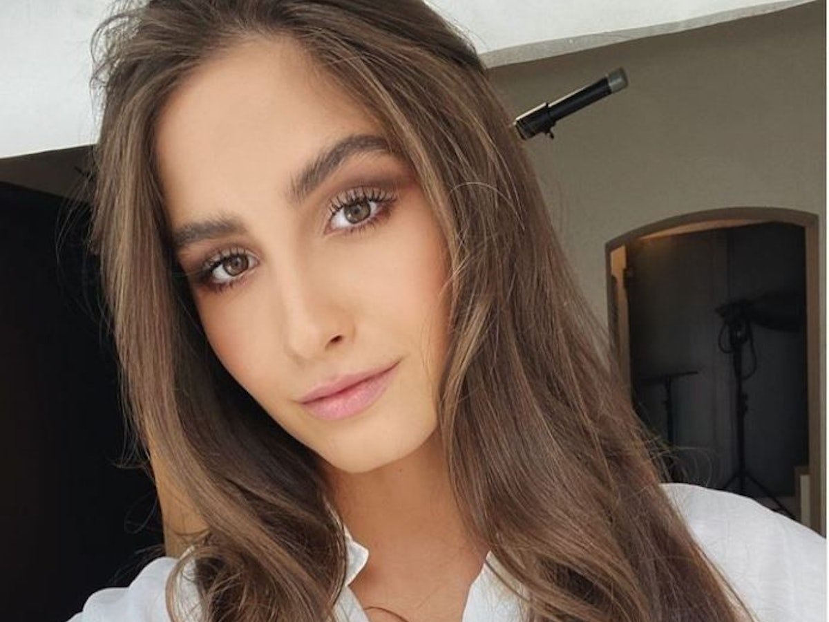 Lucia Strunz schaut auf einem Selfie in die Kamera.