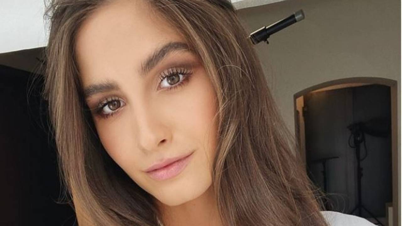 Lucia Strunz schaut auf einem Selfie in die Kamera.
