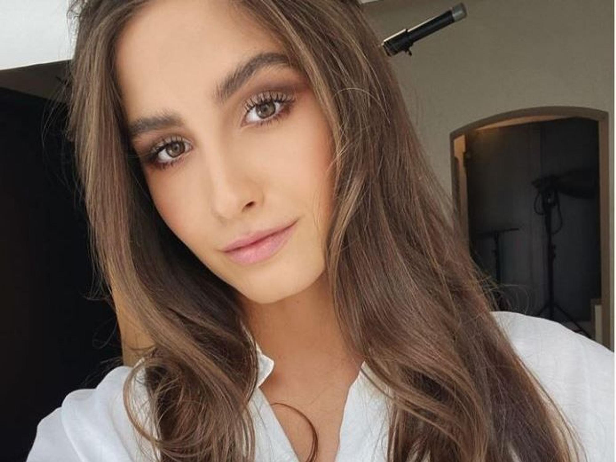 Lucia Strunz schaut auf einem Selfie in die Kamera.