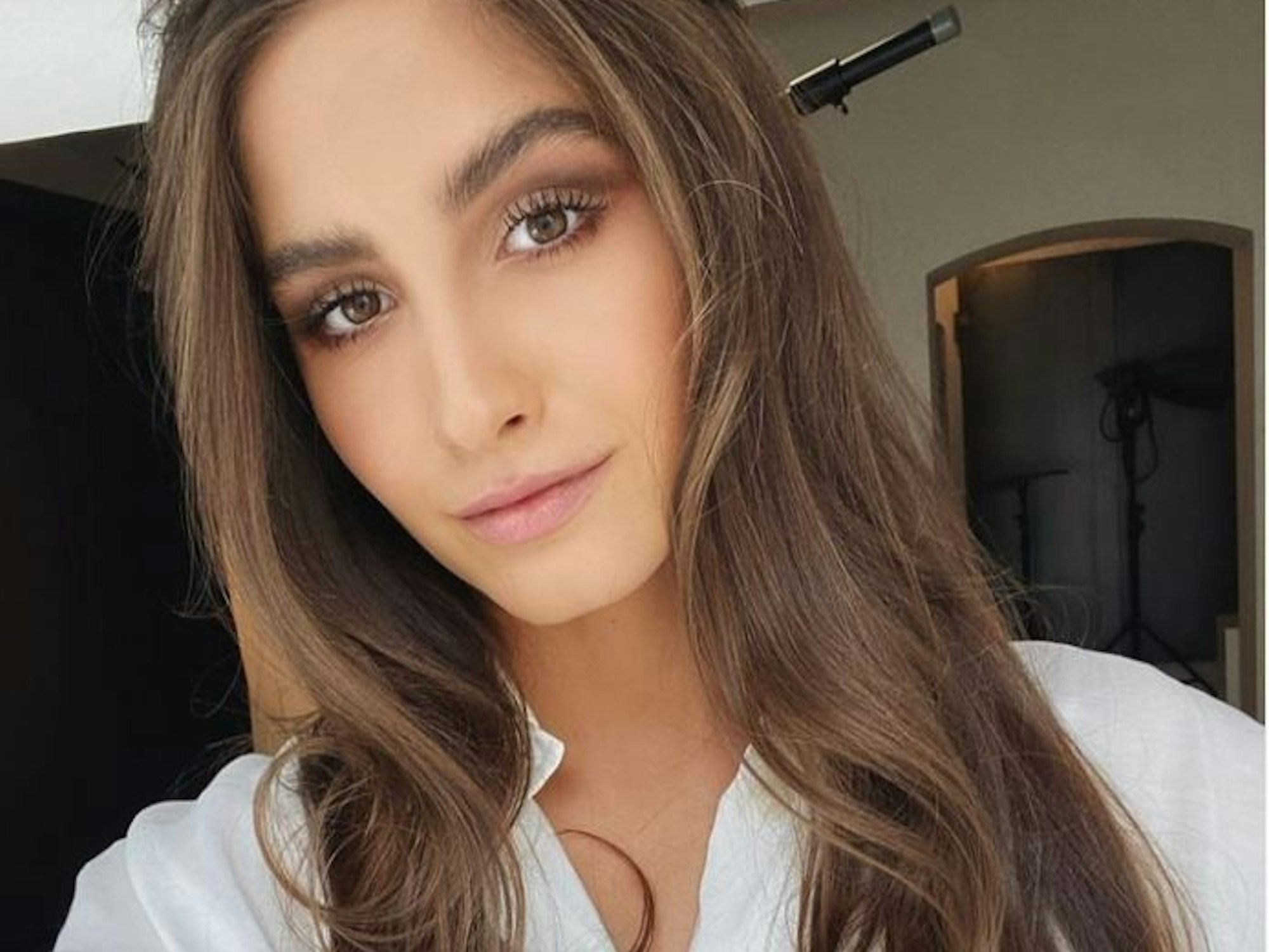 Lucia Strunz schaut auf einem Selfie in die Kamera.