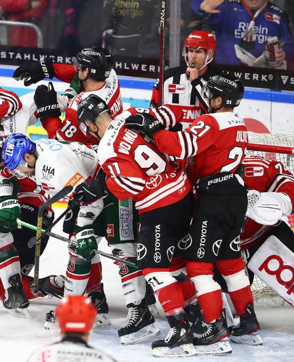 Auseinandersetzung zwischen Spielern der Kölner Haie und der Augsburger Panther.