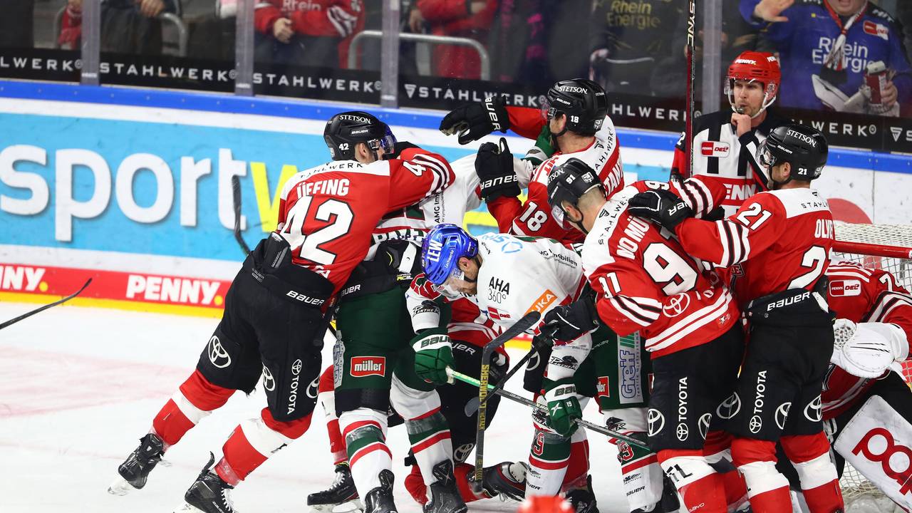 Auseinandersetzung zwischen Spielern der Kölner Haie und der Augsburger Panther.