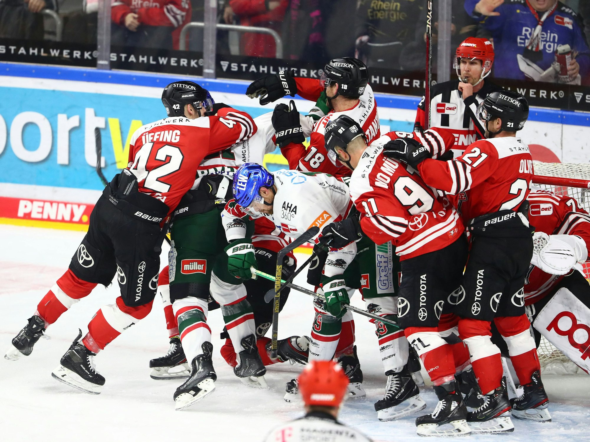 Auseinandersetzung zwischen Spielern der Kölner Haie und der Augsburger Panther.