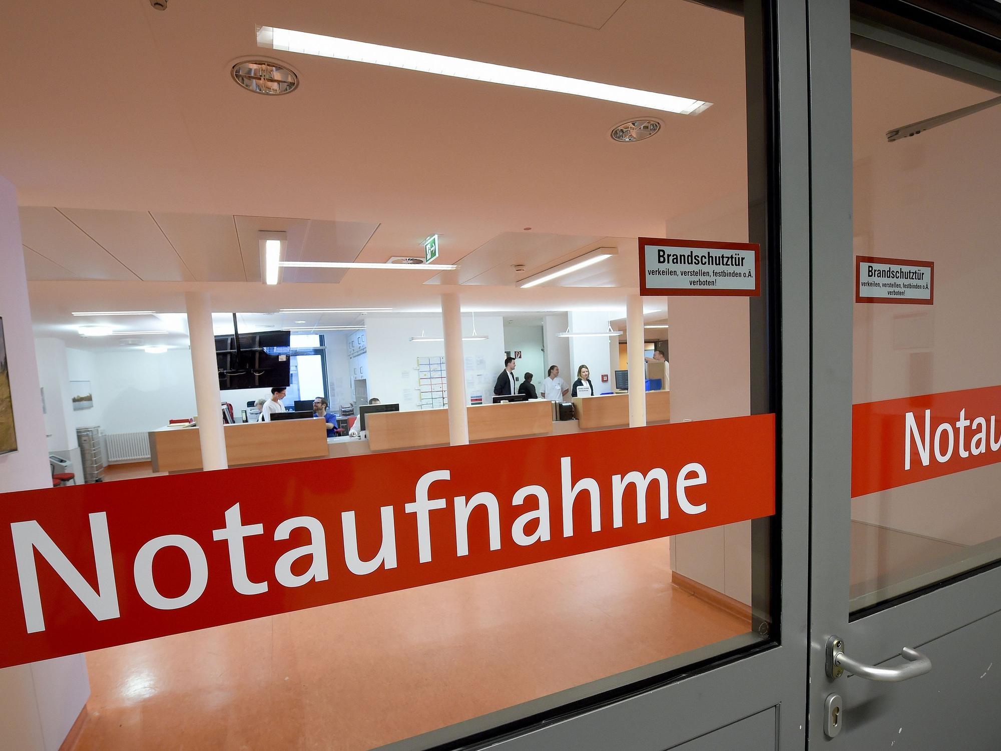 Mit „Notaufnahme“-Aufschriften ist ein Eingang zur Notaufnahme-Station im Klinikum in Braunschweig gekennzeichnet.