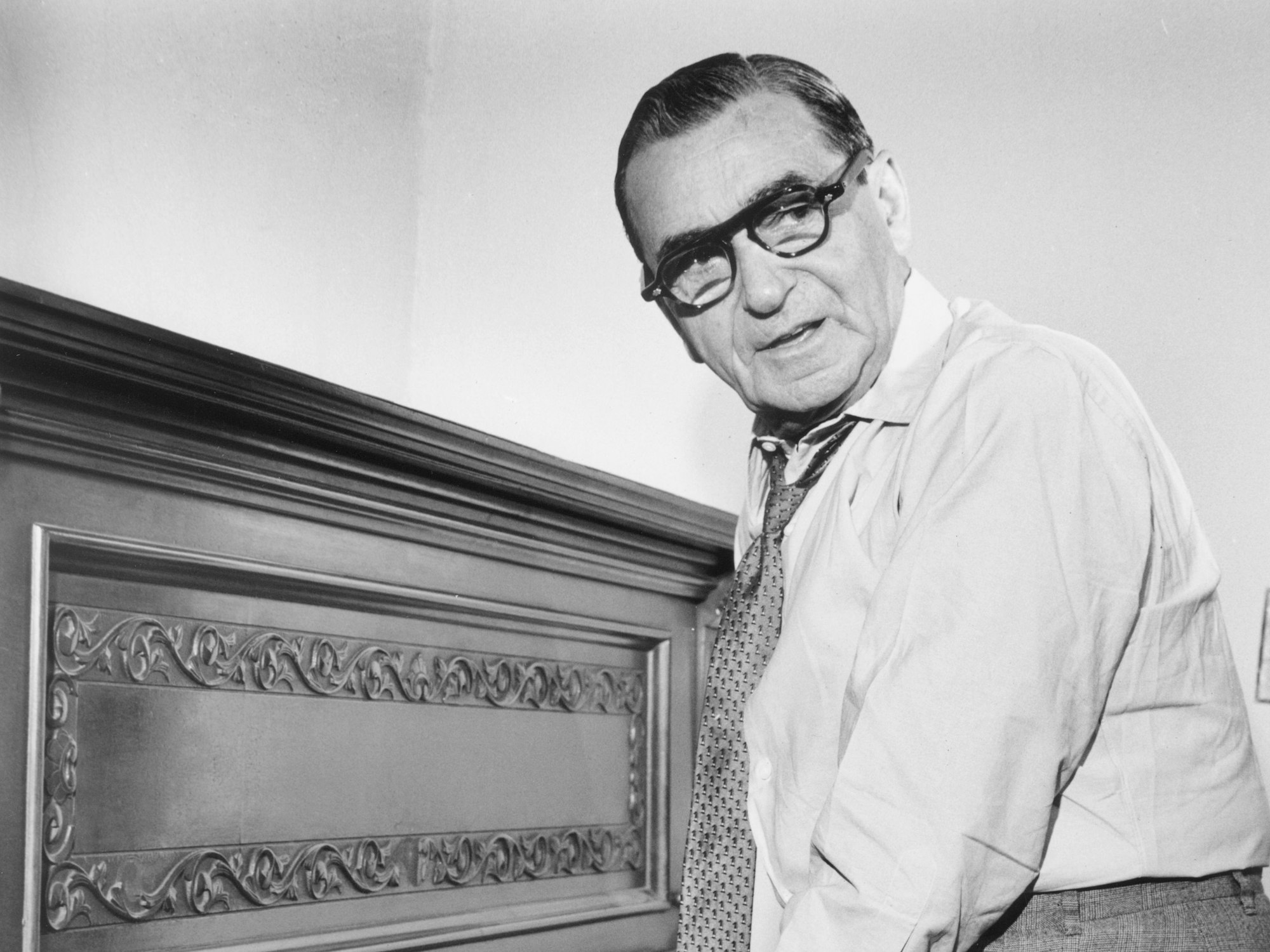 US-Komponist Irving Berlin steht in New York an einem seiner Pianos.