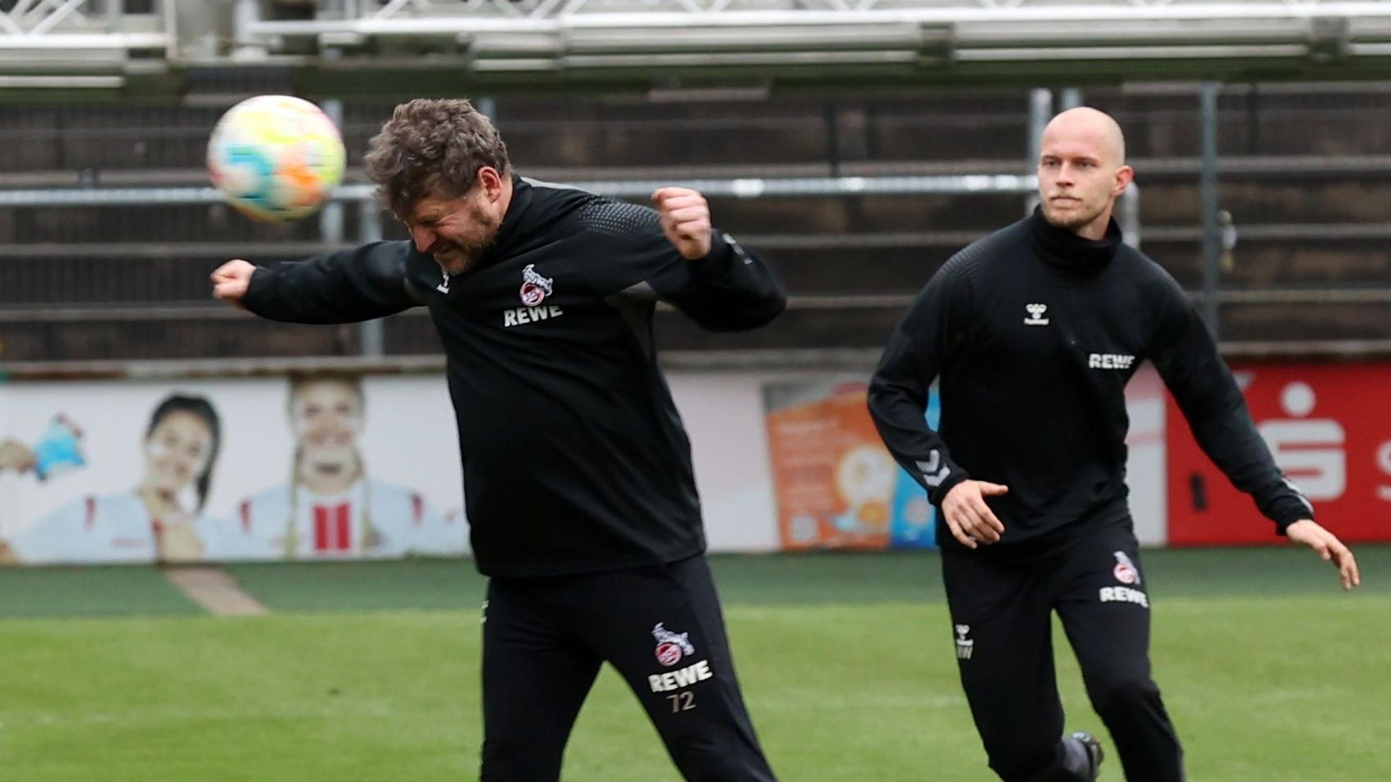 Steffen Baumgart macht beim Training des 1. FC Köln einen Kopfball.