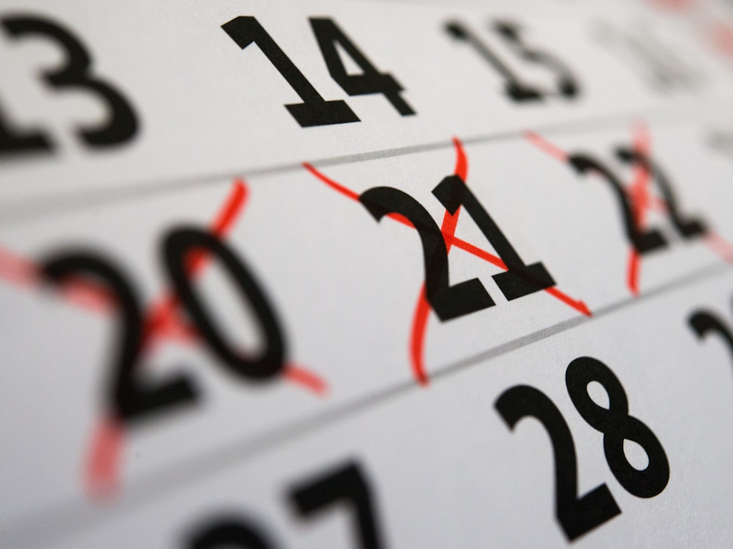 Auf einem Kalenderblatt sind mehrere Tage rot durchgestrichen.