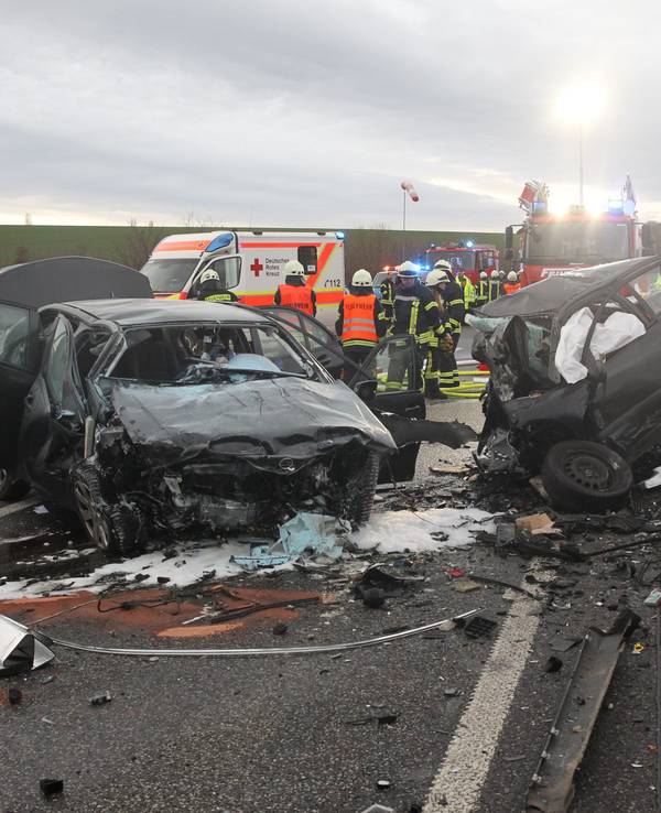 Nach einem tödlichen Geisterfahrer-Unfall am 20. Dezember 2022 stehen zwei völlig zerstörte Pkw auf der Autobahn 38 in Thüringen.