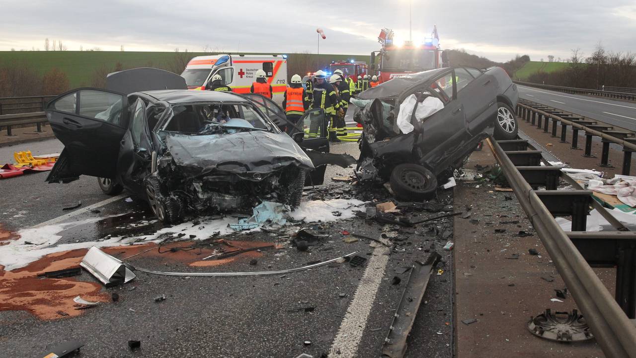 Nach einem tödlichen Geisterfahrer-Unfall am 20. Dezember 2022 stehen zwei völlig zerstörte Pkw auf der Autobahn 38 in Thüringen.
