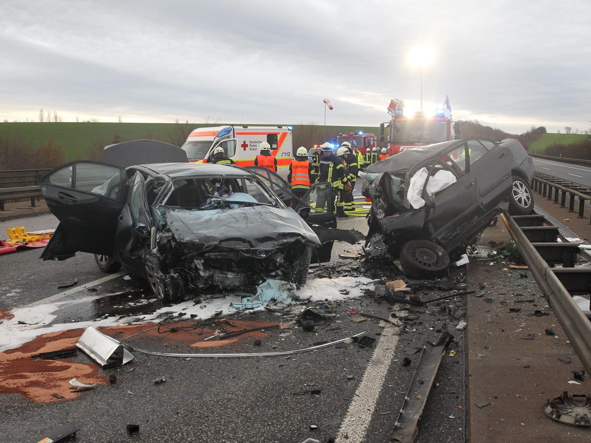 Nach einem tödlichen Geisterfahrer-Unfall am 20. Dezember 2022 stehen zwei völlig zerstörte Pkw auf der Autobahn 38 in Thüringen.