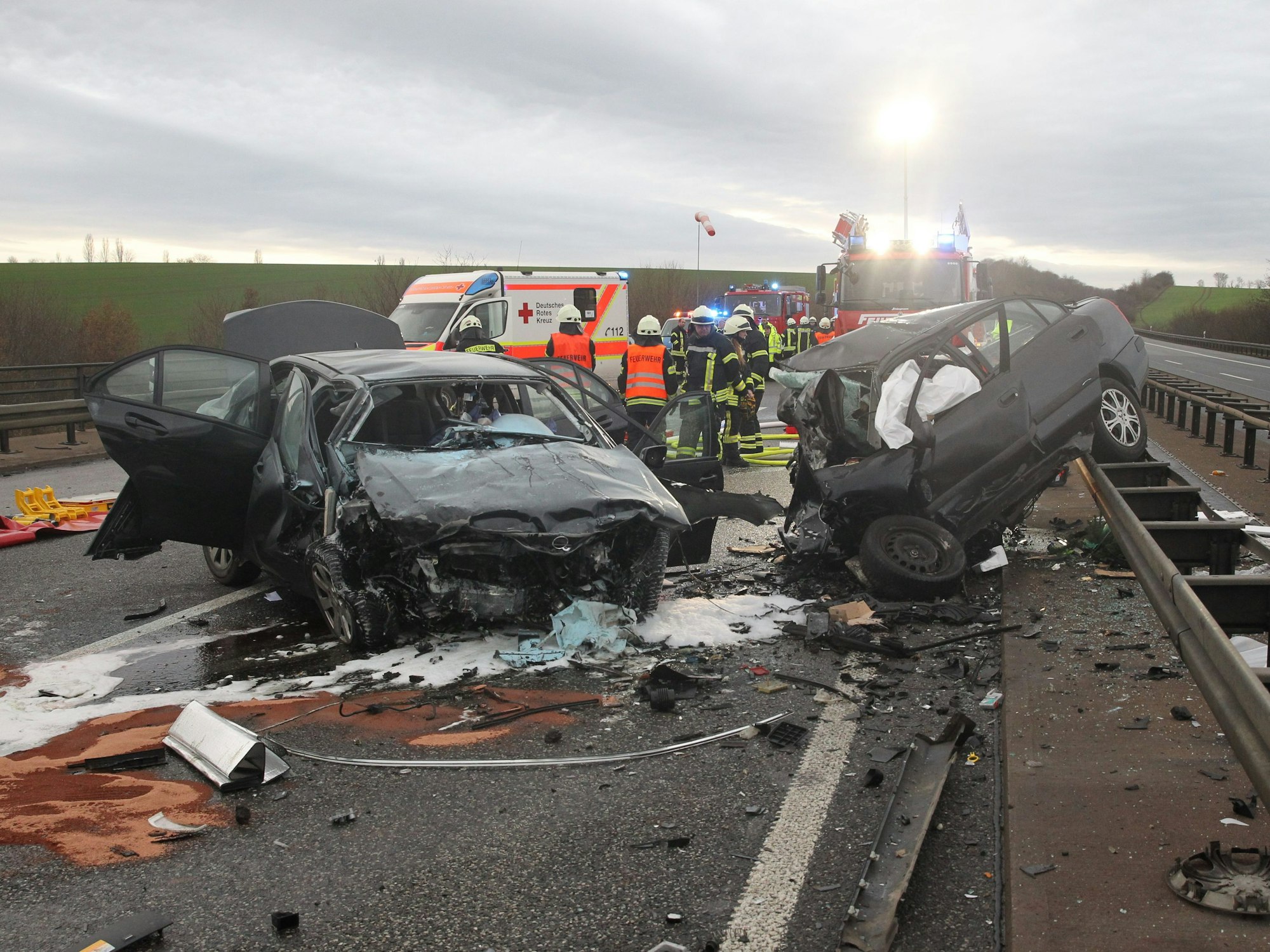Nach einem tödlichen Geisterfahrer-Unfall am 20. Dezember 2022 stehen zwei völlig zerstörte Pkw auf der Autobahn 38 in Thüringen.