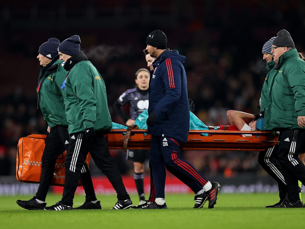Vivianne Miedema wird auf einer Trage vom Platz getragen.