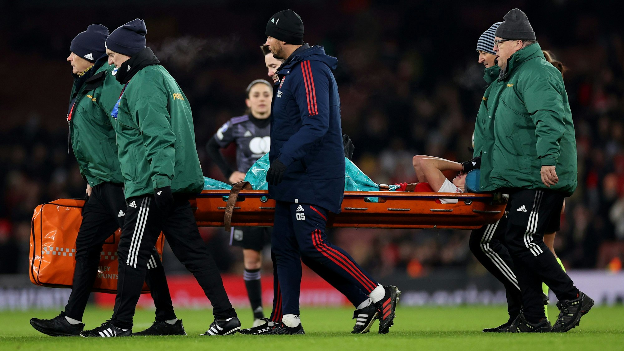 Vivianne Miedema wird auf einer Trage vom Platz getragen.